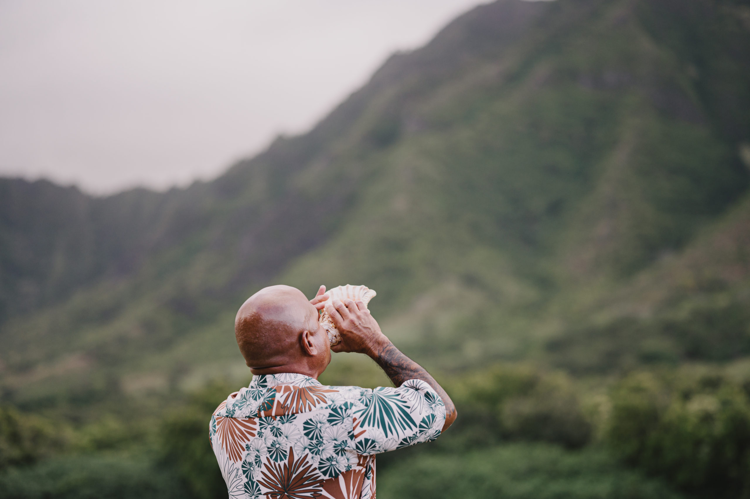 Unique Hawaiian conch shell-blowing tradition during the wedding ceremony L Hewitt Photography