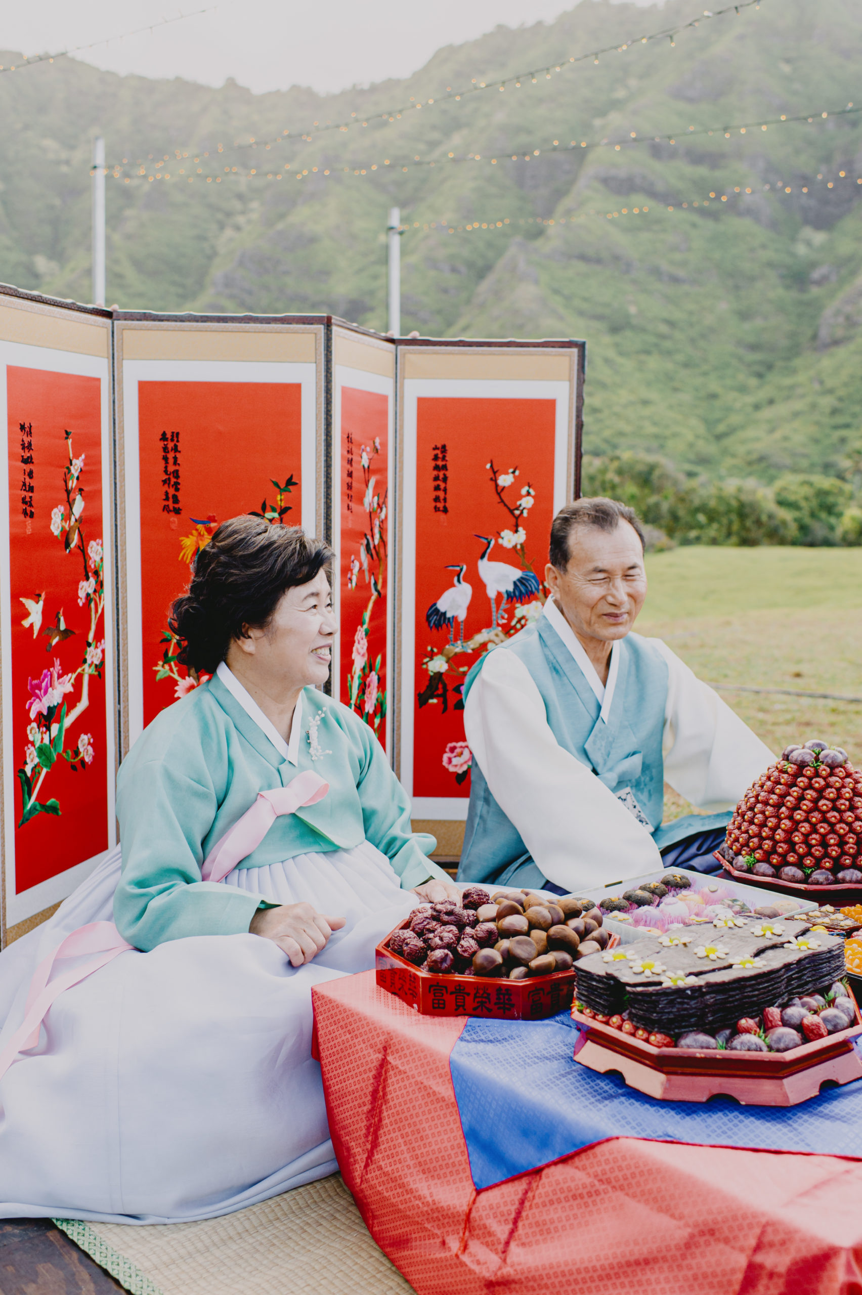 Bride's parents wearing traditional Korean hanboks during a paebak ceremony in Oahu L Hewitt Photography