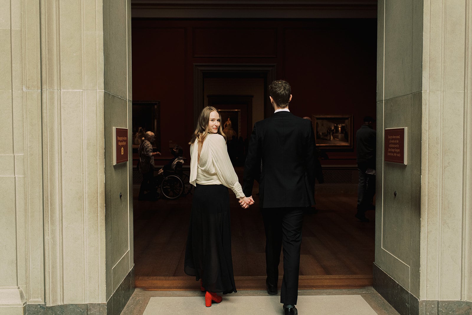 edgy Washington DC engagement photos at national portrait gallery engagement session L Hewitt Photography
